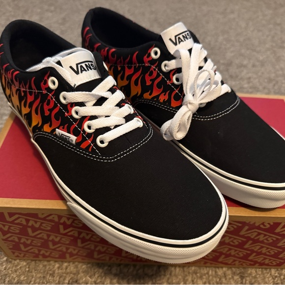 New Vans Black and Flame Design Sneakers Doheny men’s 10.5 - Picture 2 of 4